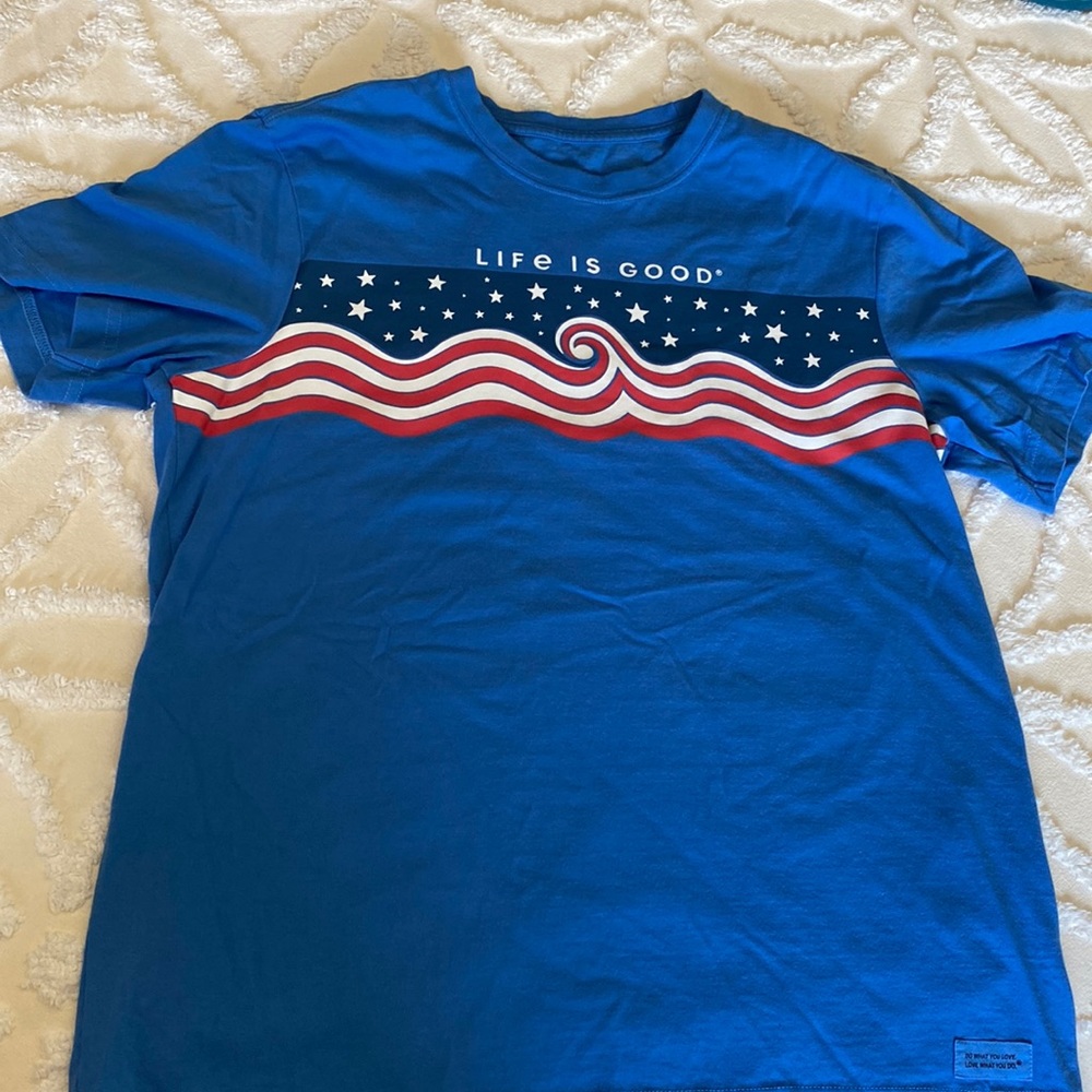 Life Is Good Men’s short sleeve crusher tee- Sz Medium logo front red-white-blue